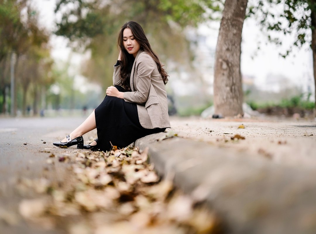 Conveying Personality with Sitting and Expressive Poses